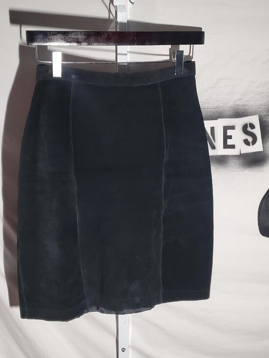 FoxRun Dresses & Skirts - FoxRun Vintage 80s black suede skirt sz 9